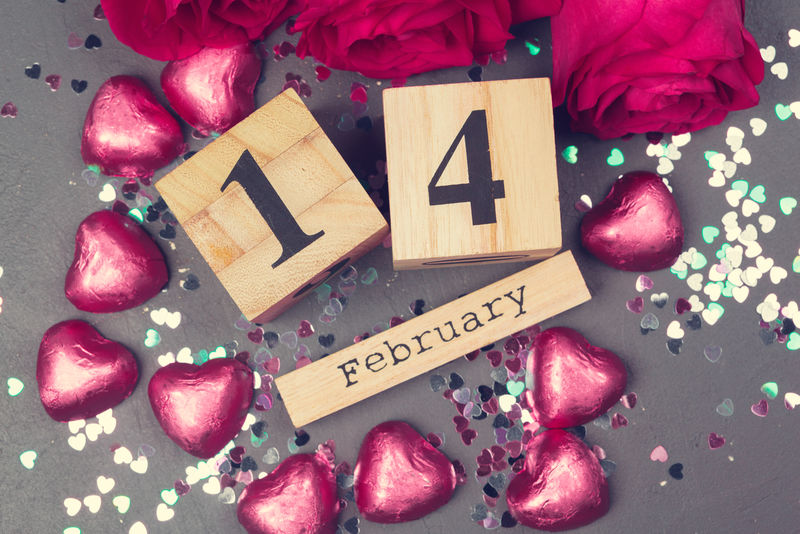 2月14日是情人节的日历和装饰品。