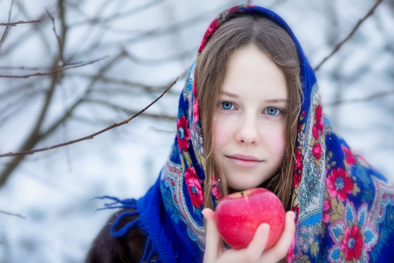 一个冬天穿着俄罗斯头巾的女孩
