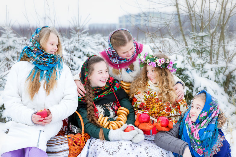 冬季风景中穿着俄罗斯服装的女孩