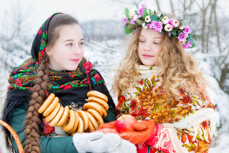冬季风景中穿着俄罗斯服装的女孩