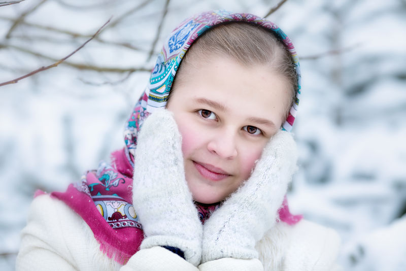 一个冬天穿着俄罗斯头巾的女孩