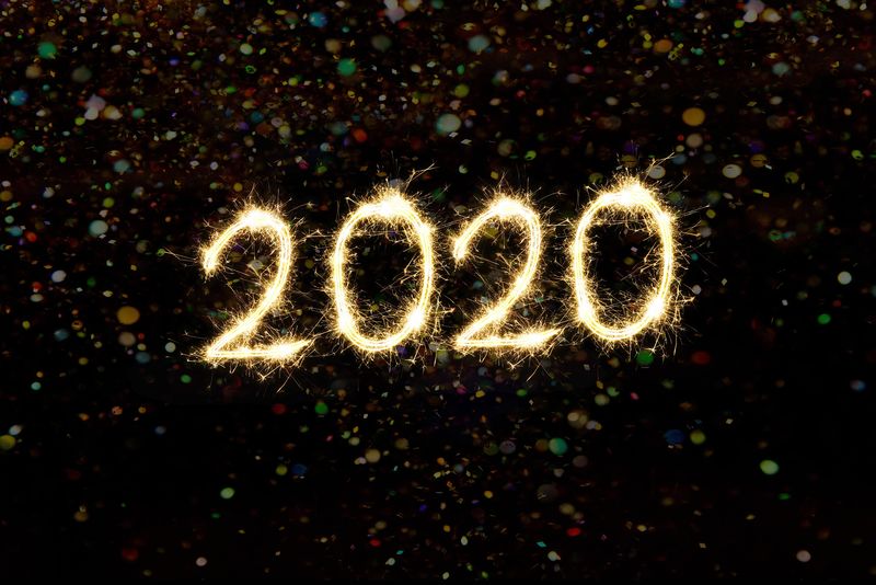 概念新年（圣诞节）2020-黑色背景上的符号日期-孤立