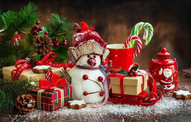 雪人、圣诞礼物和木制甜食