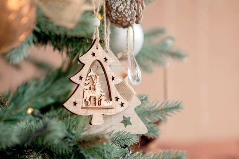 圣诞树，玩具和装饰性的雪，祝新年快乐