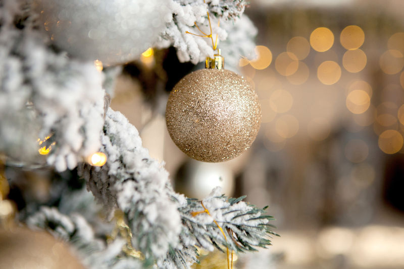 圣诞树上的玩具和装饰性的雪为背景的博基新年快乐-金色圣诞背景