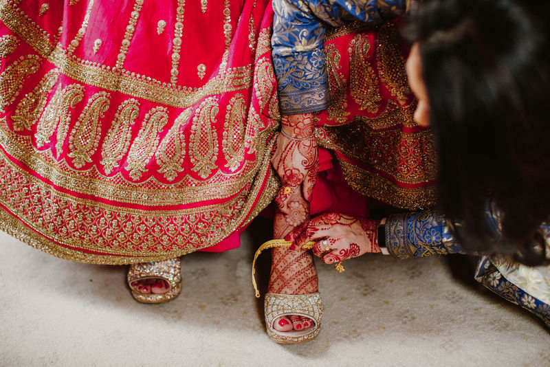 伴娘帮印度新娘穿鞋