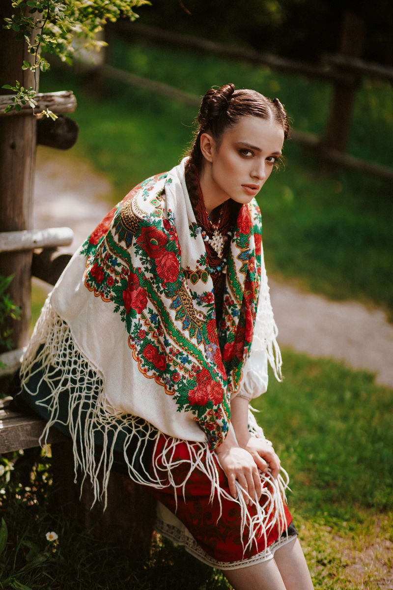 穿着乌克兰传统服装的年轻女孩坐在长凳上
