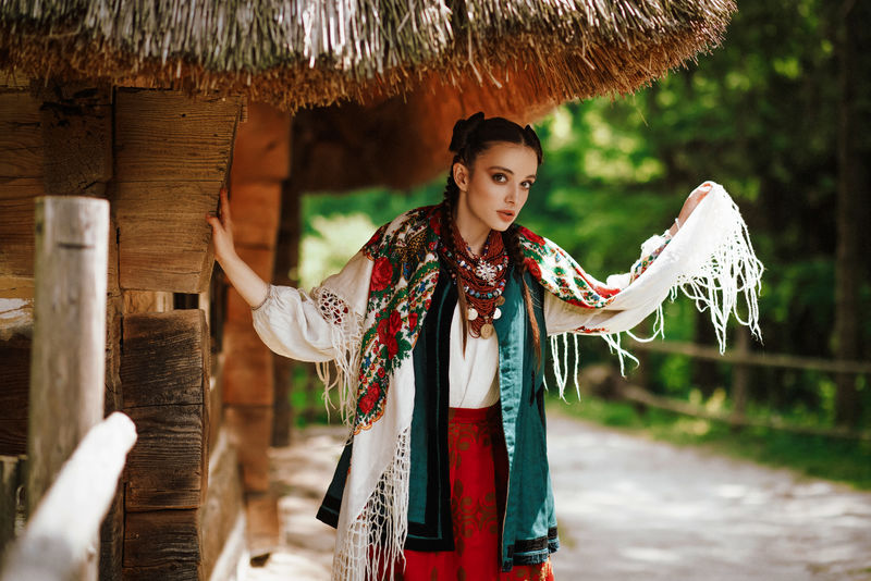 身着乌克兰传统服装的美丽少女