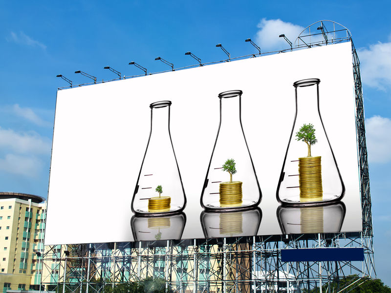 瓶子里硬币上长的树在广告牌上用白色空间展示-投资理念