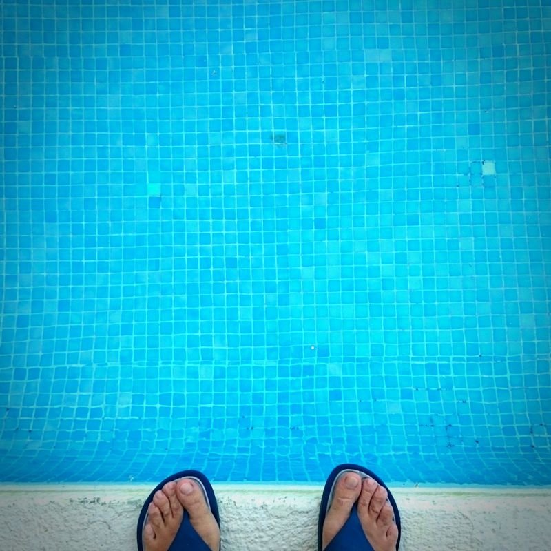 脚和游泳池
