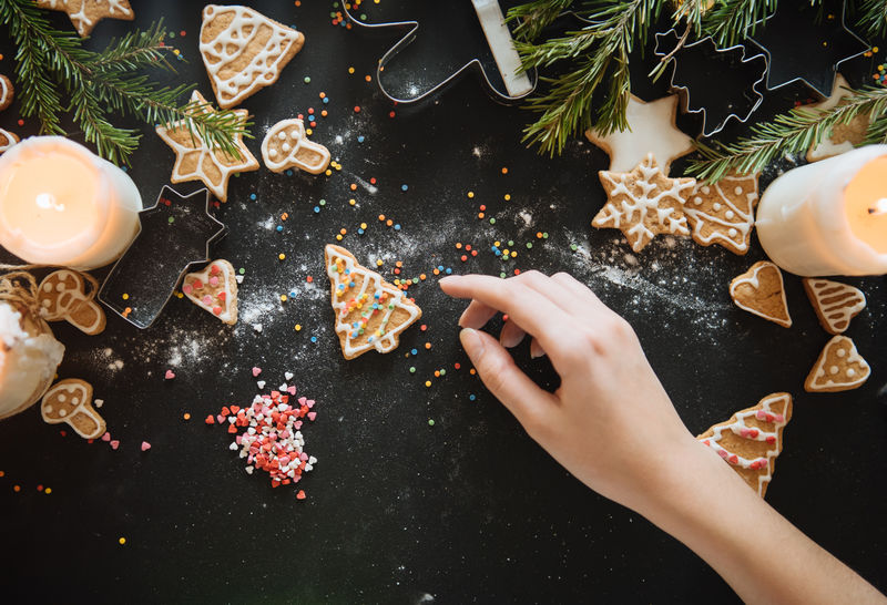 传统的圣诞节框架，有香料、特制饼干