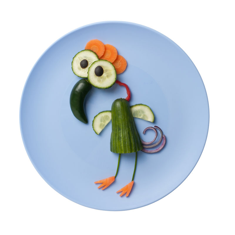 蓝盘子蔬菜做的有趣的鸟