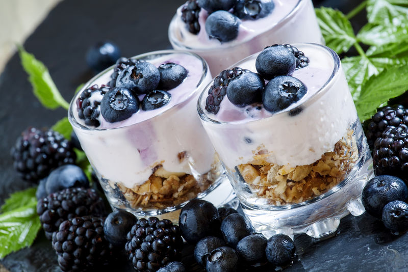 自制格兰诺拉麦片配酸奶、蓝莓和黑莓