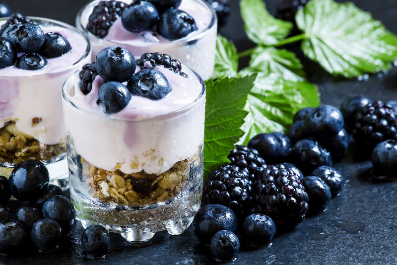 自制格兰诺拉麦片配酸奶、蓝莓和黑莓