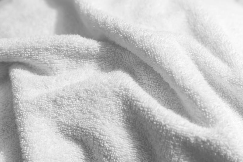白色天然棉毛巾背景照片