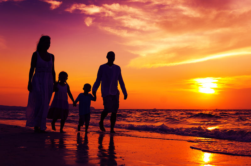 在沙滩上散步的家庭幸福观