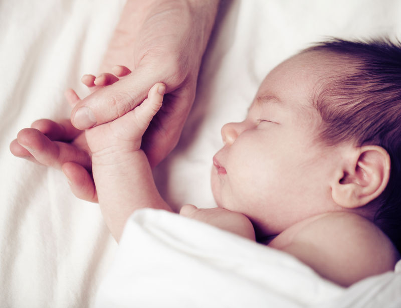 新生儿与父亲的手部护理和安全概念