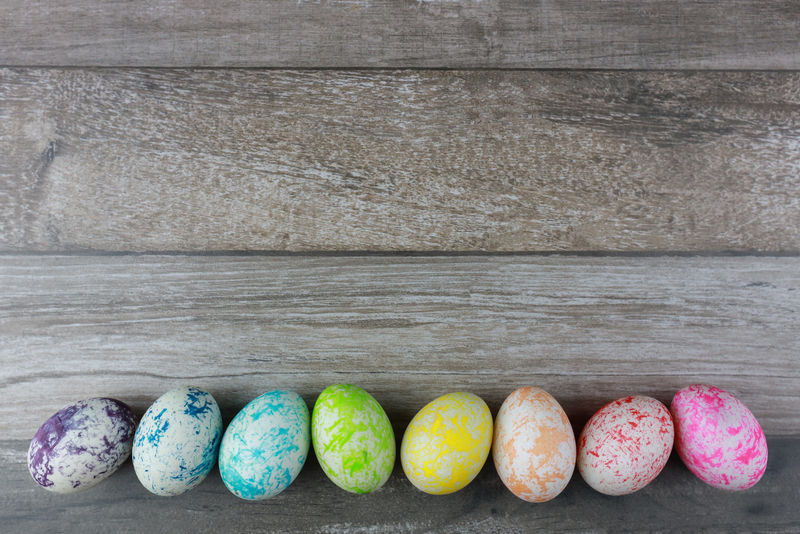 复古木桌上彩绘装饰的复活节彩蛋