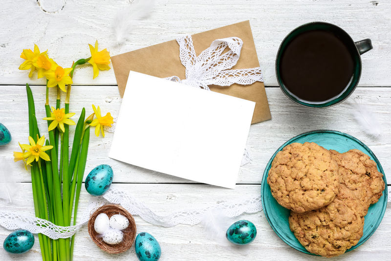 复活节贺卡，有复活节彩蛋、春花、一杯咖啡和早餐饼干