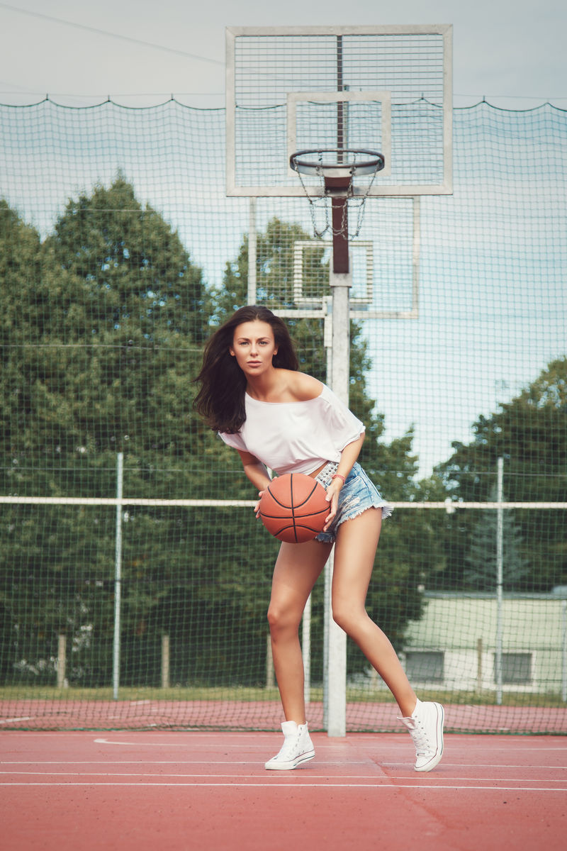 篮球场上的女人