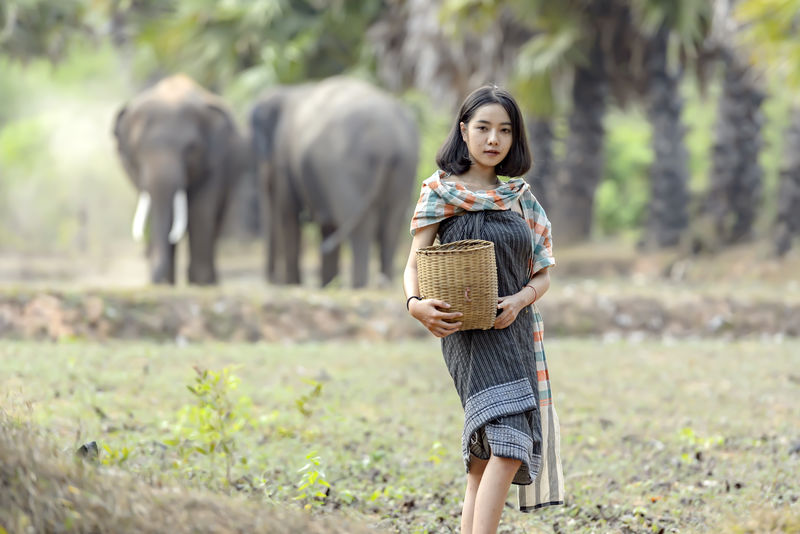 一位身着泰国传统服装的泰国妇女摆姿势