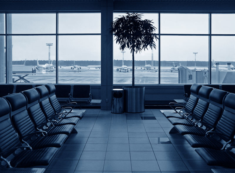 机场等待的房间。蓝色的。飞机
