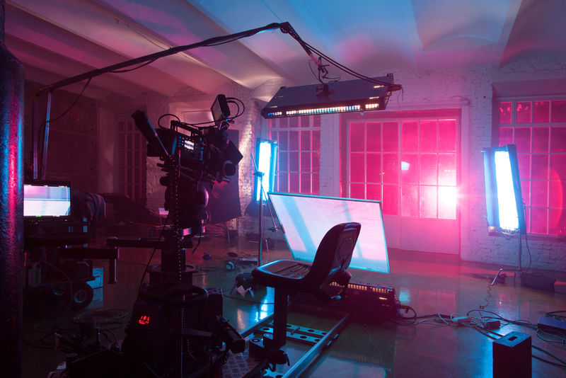 紫光室，配有电影拍摄设备