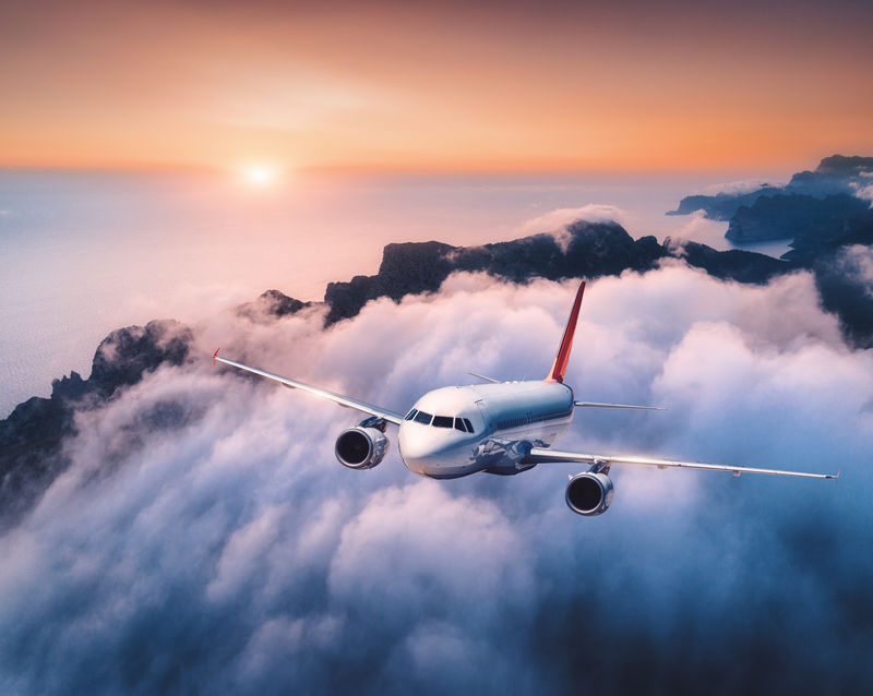 客机在日落时飞过云层