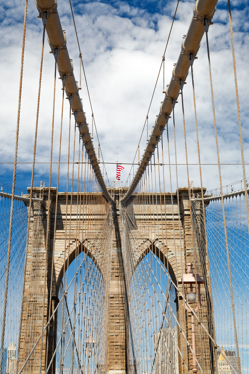 纽约布鲁克林大桥向上形象