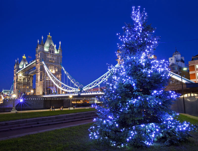 伦敦的塔桥和圣诞树