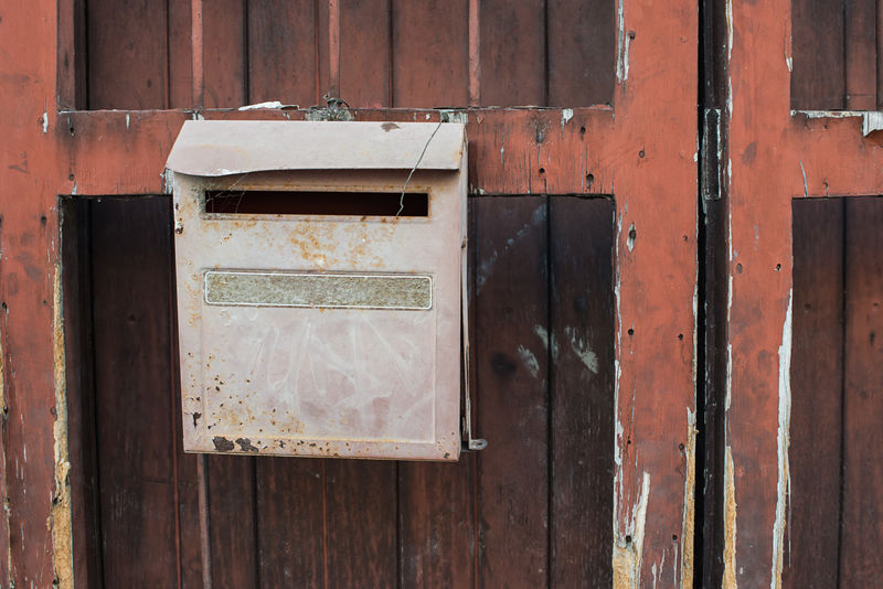 旧门背景上的红色邮箱