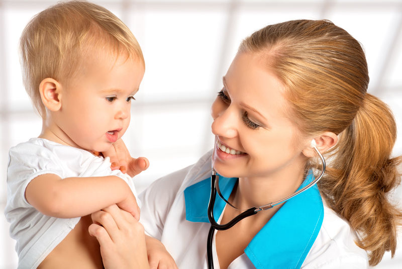 婴儿和儿科医生-医生用s倾听心脏