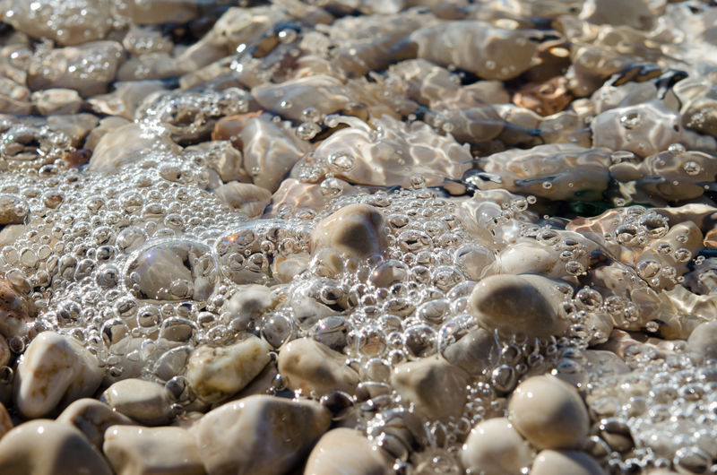 卵石滩上的海浪和泡沫