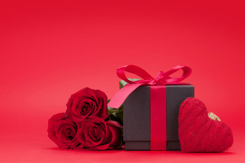 情人节贺卡，带礼品盒和玫瑰花