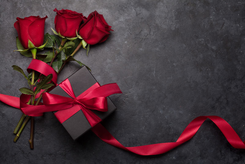 情人节礼品盒和玫瑰花束