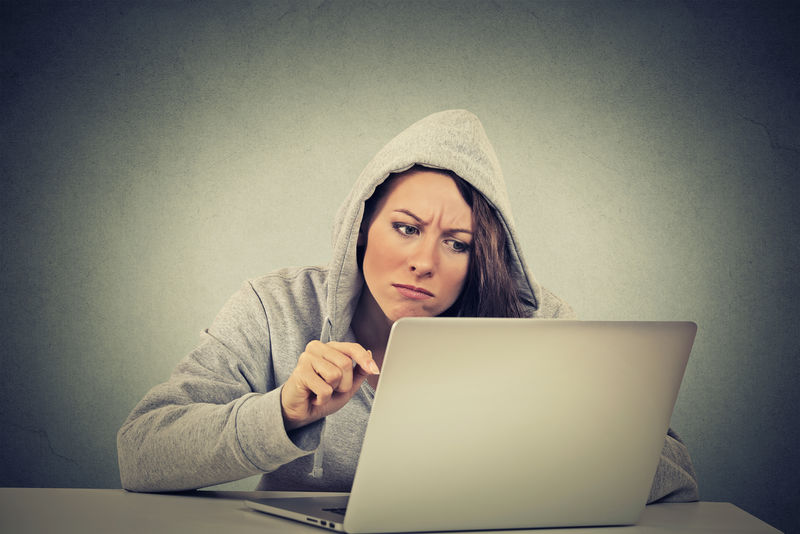 紧张不高兴忧心忡忡的女人坐在笔记本电脑前