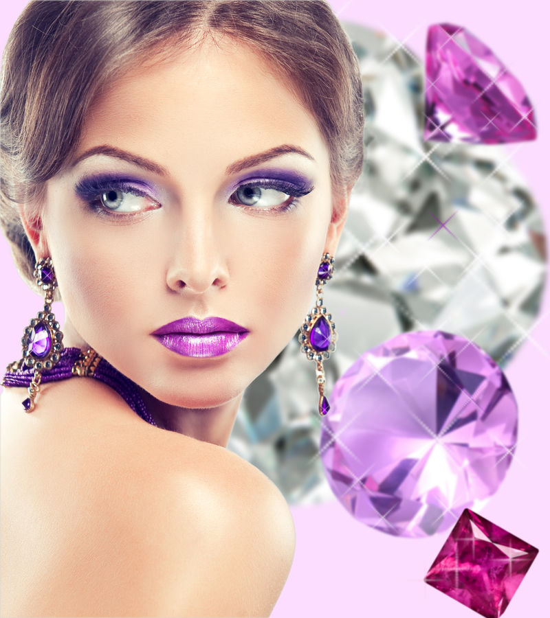 紫丁香妆的女孩。时尚珠宝宝石