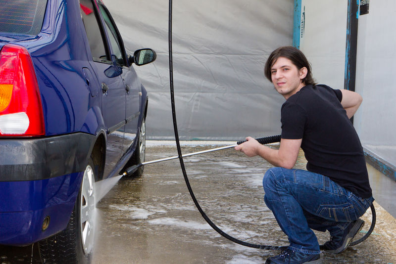 男人洗车