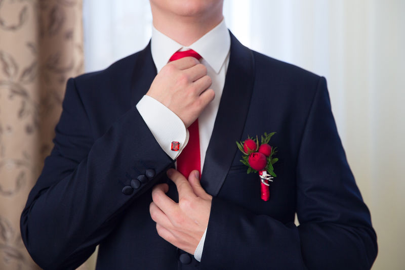 婚礼新郎准备穿西装的手。