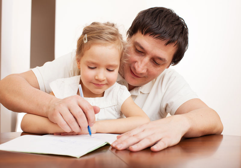 爸爸帮女儿做作业