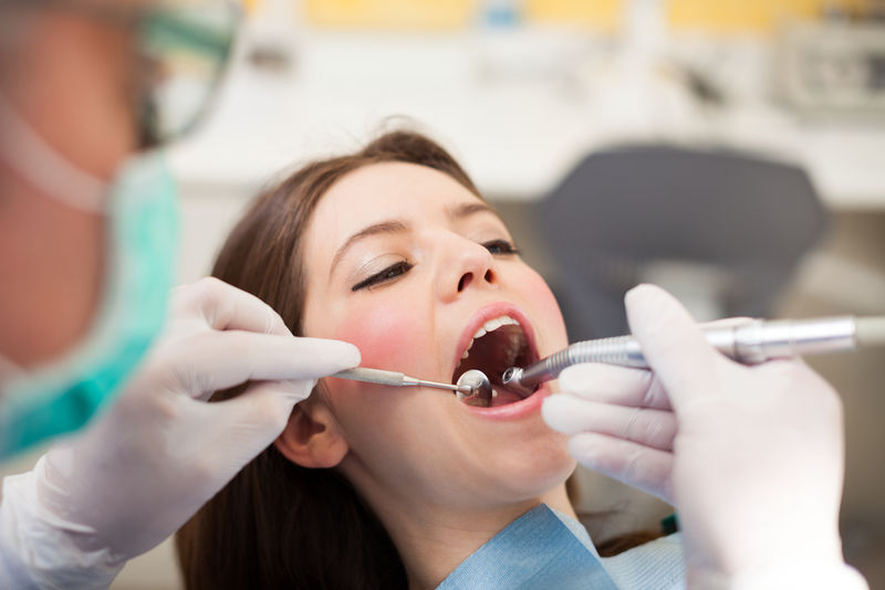 牙科医生做牙科治疗