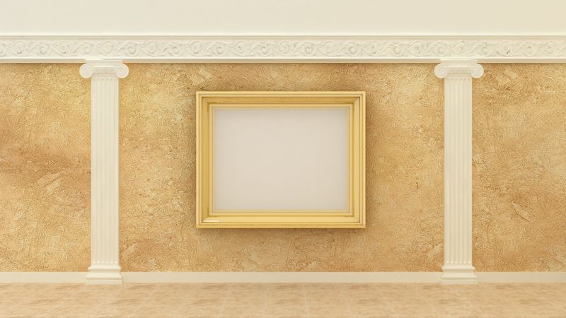 经典豪华室内背景中的空白图片金色框架，采用石膏装饰的爱奥尼亚希腊元素和石灰华大理石地板柱。复制空间图像。