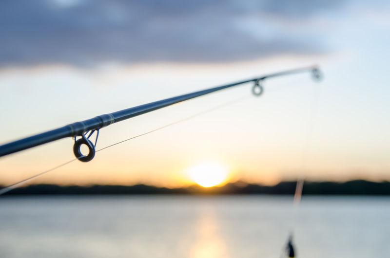 日落前在湖上钓鱼