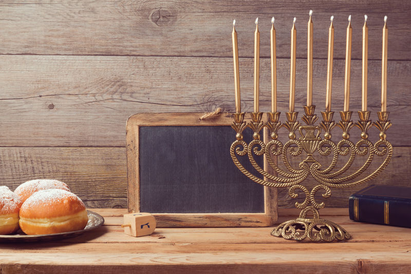 犹太教光明节庆祝活动，配有复古的麦诺拉和黑板