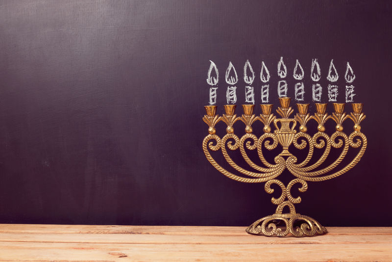 犹太教节日光明节背景，在黑板上画有menorah和手绘