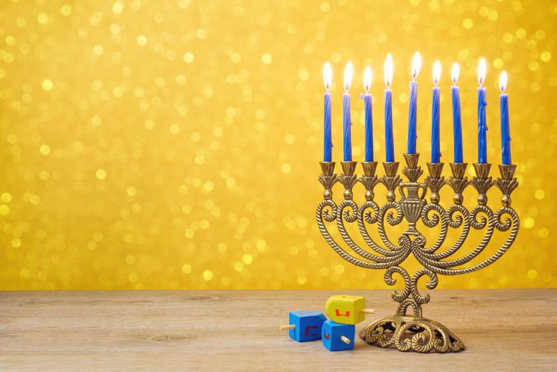 犹太教节日光明节背景，复古的梅诺拉和旋转的顶部灯饰
