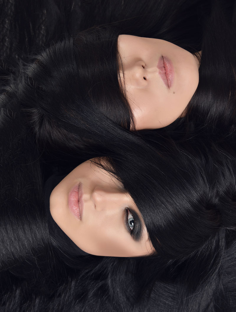 两个健康长发的漂亮黑发女孩的画像