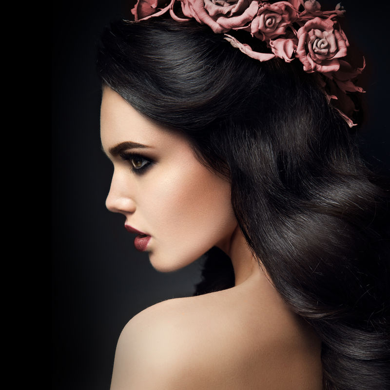 美丽时尚的模特女孩画像配玫瑰发型。红色