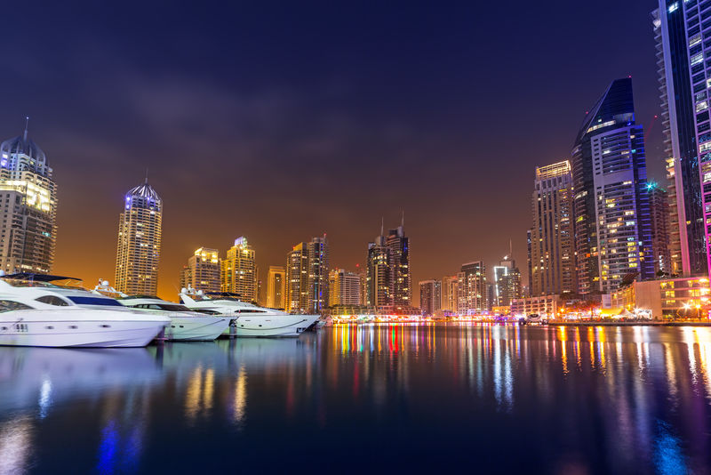 迪拜码头城市景观之夜，阿拉伯联合酋长国