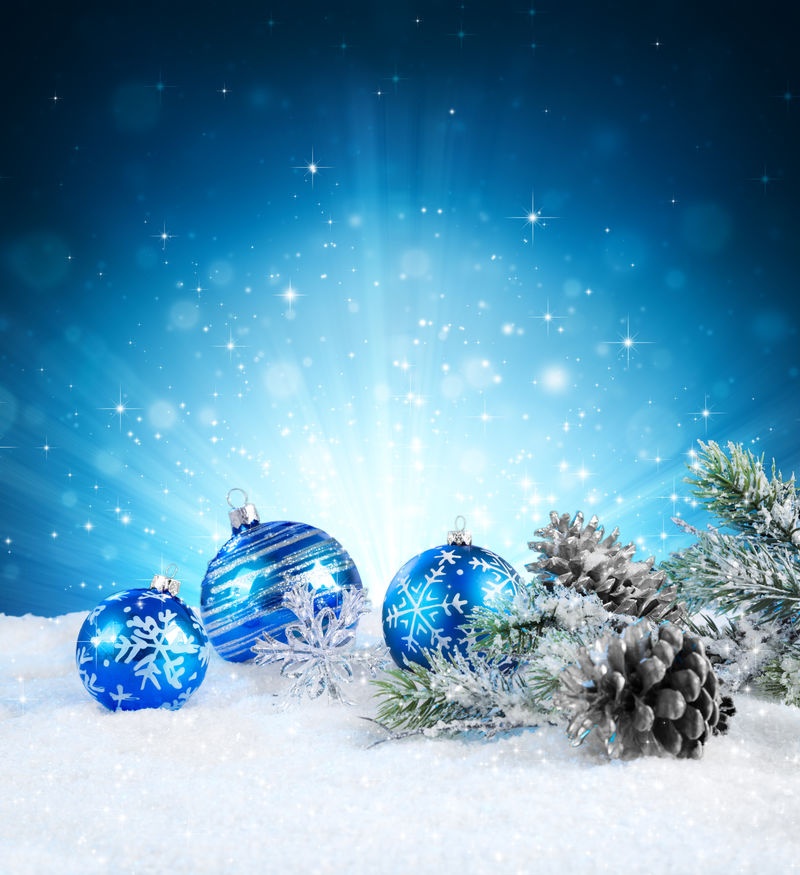 圣诞节的魔力-雪上蓝球。